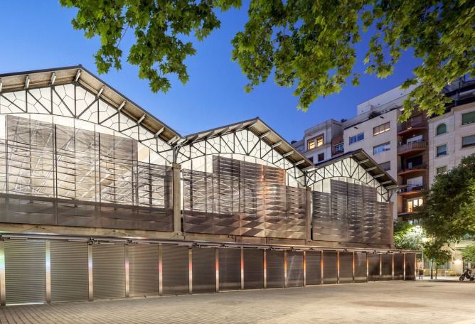 Outside view of the Ninot Market in Barcelona, reformed by Josep Lluís Mateo. Photography © Adrià Goula. Outside view of the Ninot Market in Barcelona, reformed by Josep Lluís Mateo. Photography © Adrià Goula.