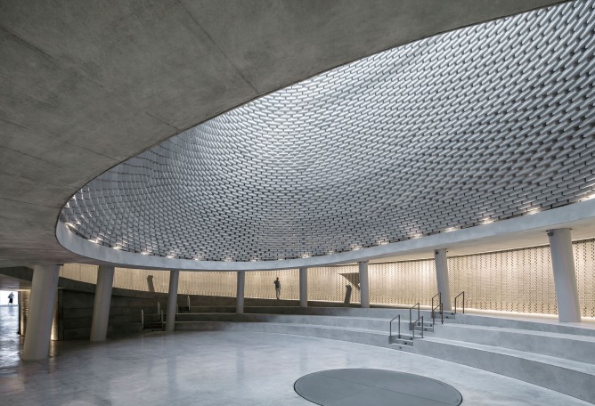 Lower floor level. The Mount Herzl Memorial Hall by Kimmel Eshkolot Architects. Photograph © Amit Geron Lower floor level. The Mount Herzl Memorial Hall by Kimmel Eshkolot Architects. Photograph © Amit Geron