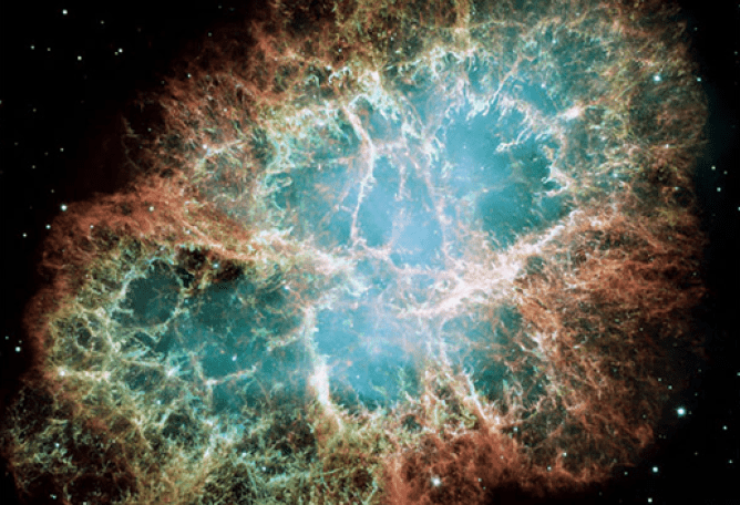 En forma de una esponja de mar, la Nebulosa del Cangrejo, en todo su esplendor de 6 años luz de ancho, sigue siendo un sello distintivo de una supernova que explotó hace 956 años.