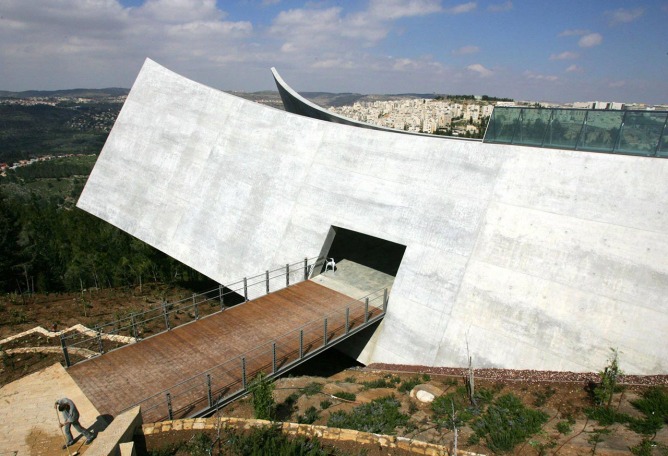 Yad Vashem, Jerusalem Holocaust Museum by Moshe Safdie. Fotografía © Mount Herzl.  Yad Vashem, Jerusalem Holocaust Museum by Moshe Safdie. Fotografía © Mount Herzl.
