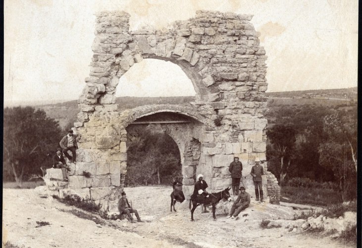 Puerta monumental de la ciudad romana de Ziqua. Imagen cortesía de MAN