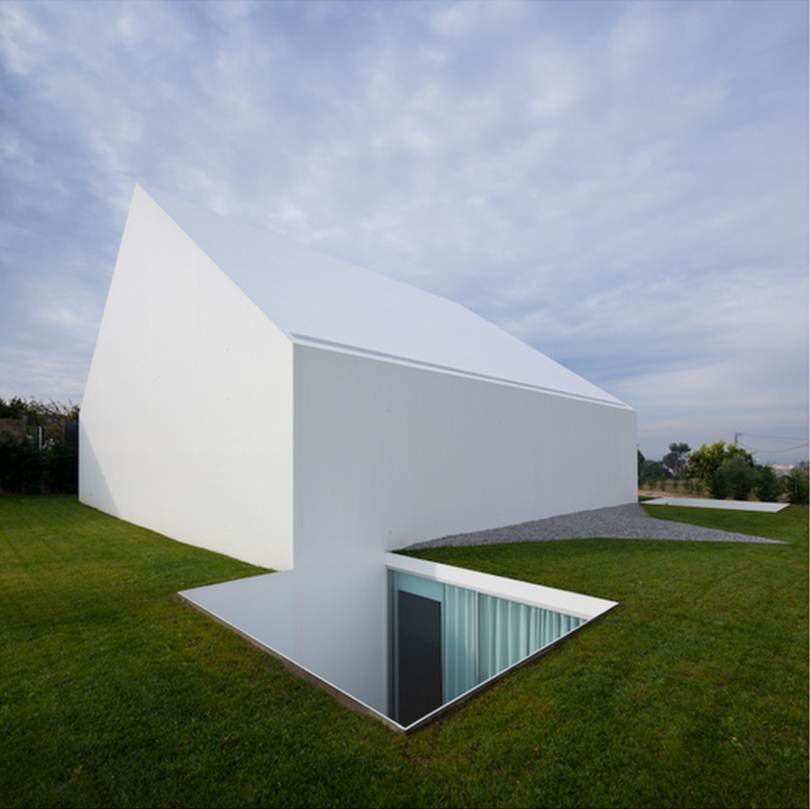 ABSTRACT WHITE. Leiria House by Aires Mateus | METALOCUS