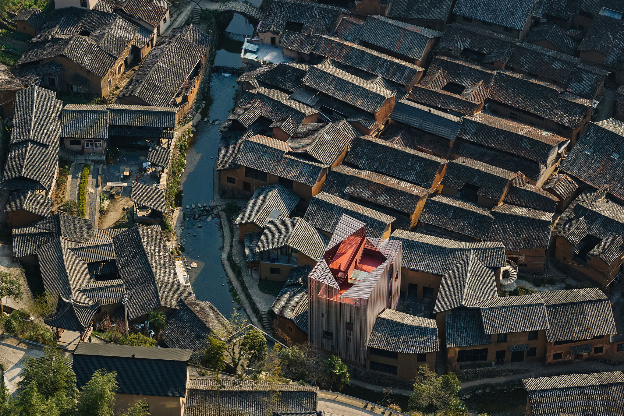 Uno dividido en cuatro volúmenes se acerca más a la escala del pueblo. El Cuarteto – Museo Z Songzhuang por Team_BLDG. Fotografía por Jonathan Leijonhufvud.