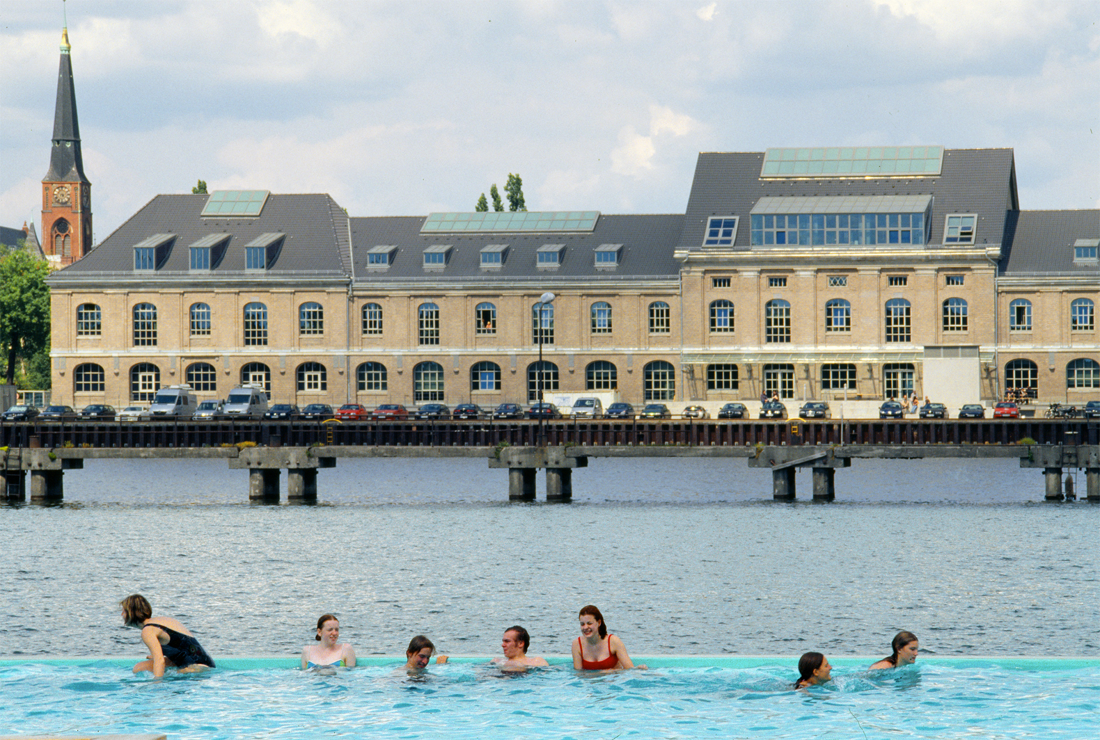 The floating swimming-pool Badeschiff