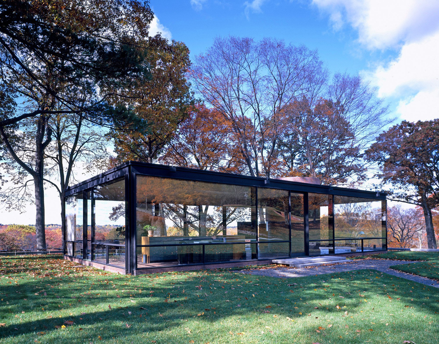 Desmaterialization of the wall: The Glass House | METALOCUS