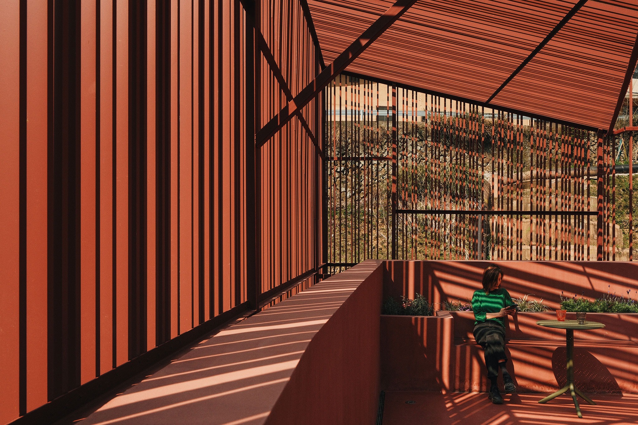The grilles cast shadows on the flower bed booths. The Quartet – Songzhuang Z Museum by TEAM_BLDG. Photograph by Jonathan Leijonhufvud. The grilles cast shadows on the flower bed booths. The Quartet – Songzhuang Z Museum by TEAM_BLDG. Photograph by Jonathan Leijonhufvud.