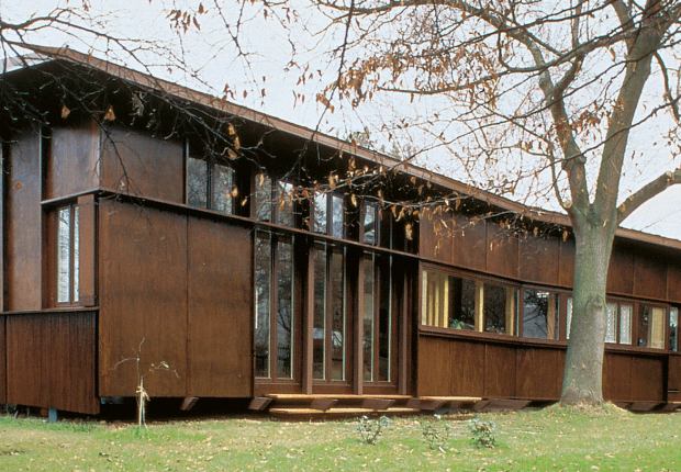 Casa de madera contrachapada por Herzog & de Meuron. Fotografía por Margherita Spiluttini