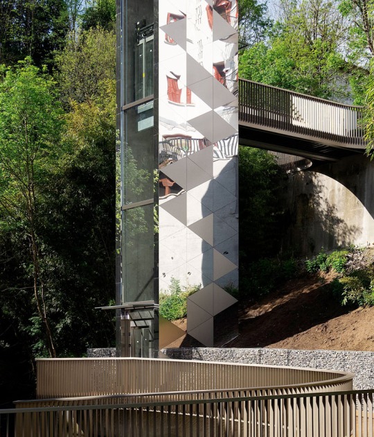Ascensor sobre un arroyo por Barru Arkitektura. Fotografía por Jorge Allende    Ascensor sobre un arroyo por Barru Arkitektura. Fotografía por Jorge Allende