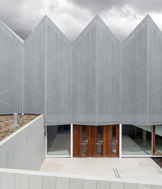 Julia Powell Sports Hall by Rojo/Fernández-Shaw, arquitectos. Photograph by Luis Asín Julia Powell Sports Hall by Rojo/Fernández-Shaw, arquitectos. Photograph by Luis Asín
