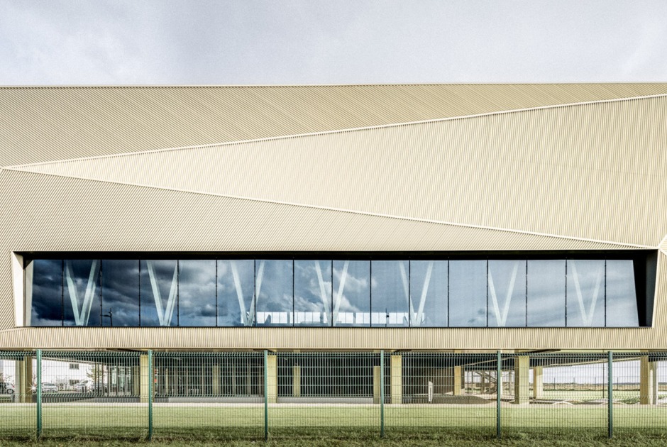 Complexe sportif Nikola Karabatic by Atelier Aconcept. Photograph by 11h45 Complexe sportif Nikola Karabatic by Atelier Aconcept. Photograph by 11h45