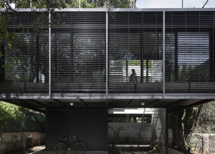 Dilute the boundaries to be permeable to the environment. ATO House by iR arquitectura