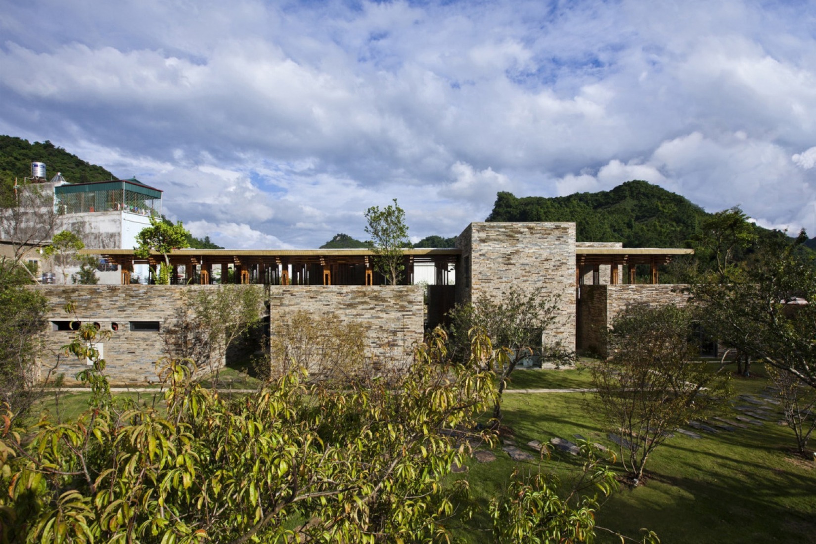 Vista exterior. Restaurante Son La por Vo Trong Nghia Architects. Fotografía © Hiroyuki Oki, Vo Trong Nghia Architects.