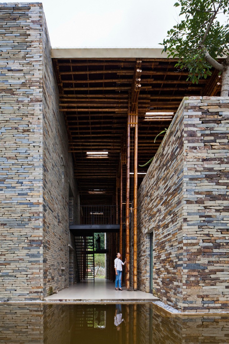 Vista exterior. Restaurante Son La por Vo Trong Nghia Architects. Fotografía © Hiroyuki Oki, Vo Trong Nghia Architects.