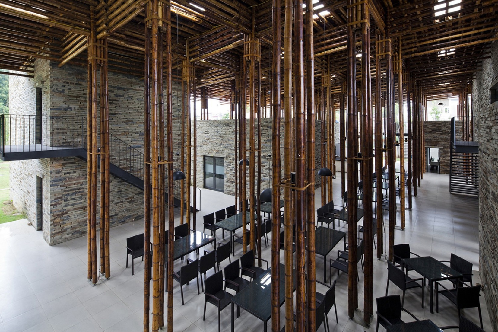 Vista interior. Restaurante Son La por Vo Trong Nghia Architects. Fotografía © Hiroyuki Oki, Vo Trong Nghia Architects.