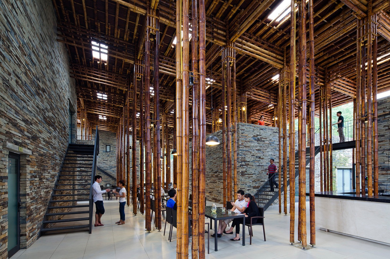 Vista interior. Restaurante Son La por Vo Trong Nghia Architects. Fotografía © Hiroyuki Oki, Vo Trong Nghia Architects.