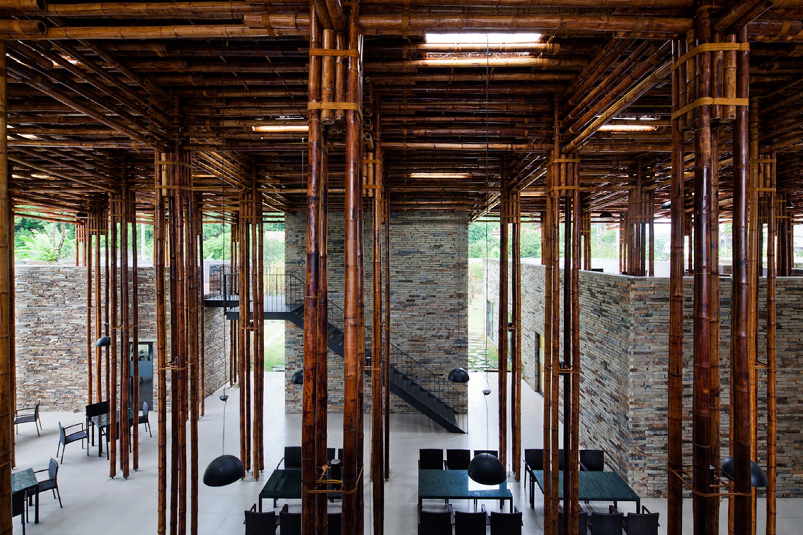 Vista interior. Restaurante Son La por Vo Trong Nghia Architects. Fotografía © Hiroyuki Oki, Vo Trong Nghia Architects.