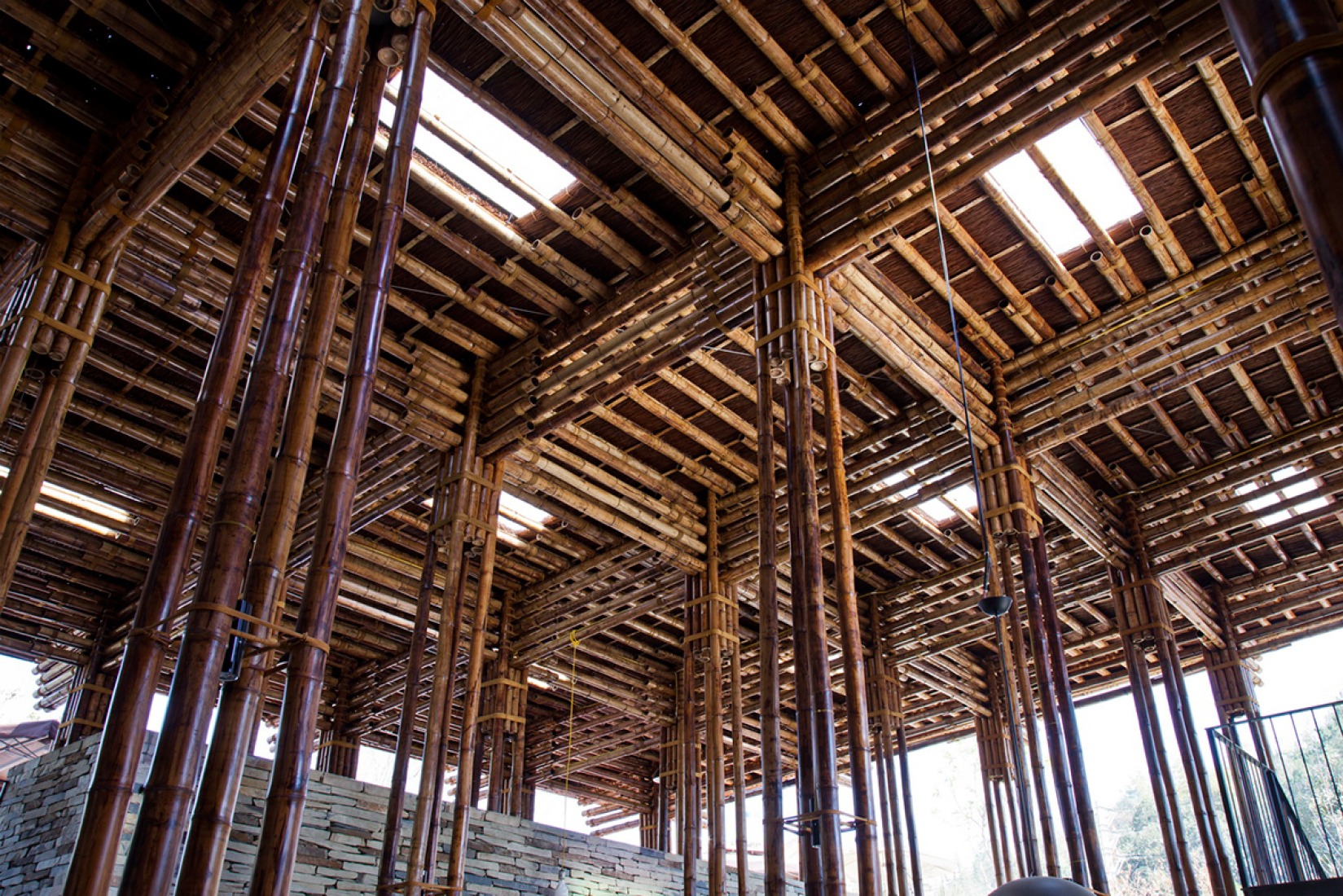 Vista interior. Restaurante Son La por Vo Trong Nghia Architects. Fotografía © Hiroyuki Oki, Vo Trong Nghia Architects.