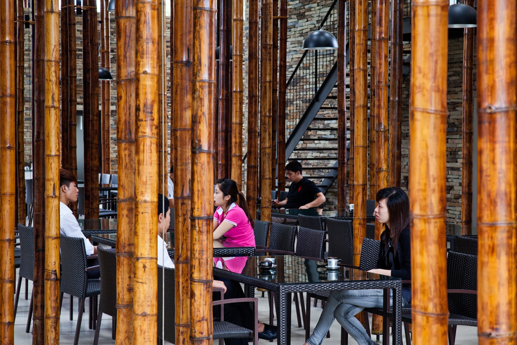 Vista interior. Restaurante Son La por Vo Trong Nghia Architects. Fotografía © Hiroyuki Oki, Vo Trong Nghia Architects.