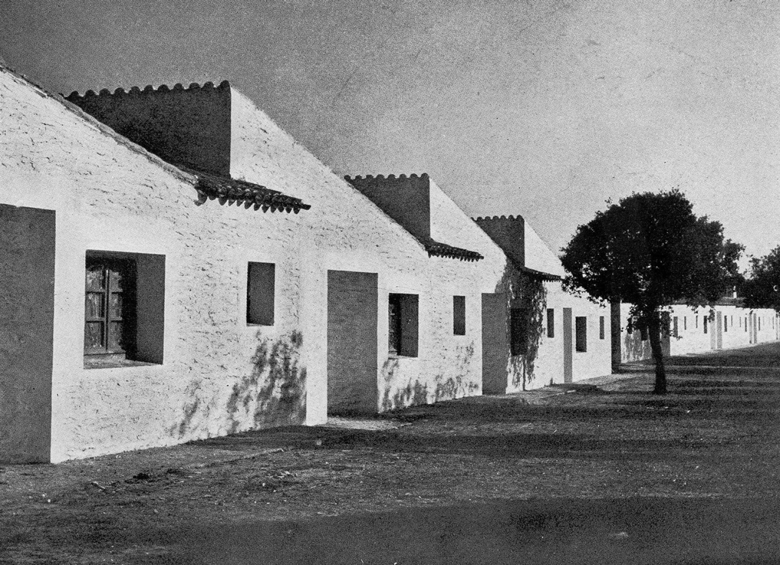 Conjunto de viviendas en Vegaviana; de J.L. Fernández del Amo Moreno (1958).