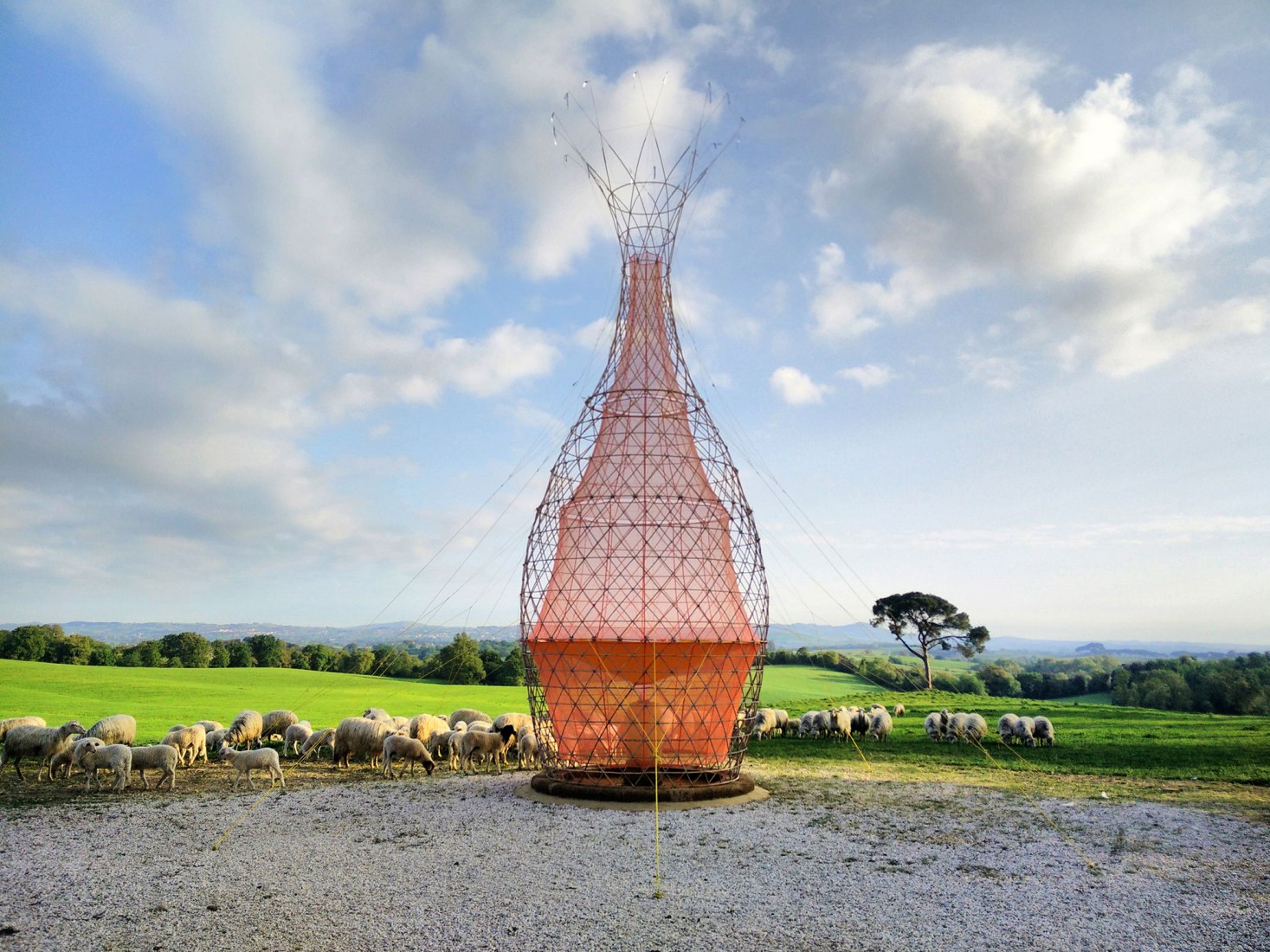 Ovejas alrededor de Warka. Warka Water por Arturo Vittori. Fotografía © Architecture and Vision / Arturo Vittori. Ovejas alrededor de Warka. Warka Water por Arturo Vittori. Fotografía © Architecture and Vision / Arturo Vittori.