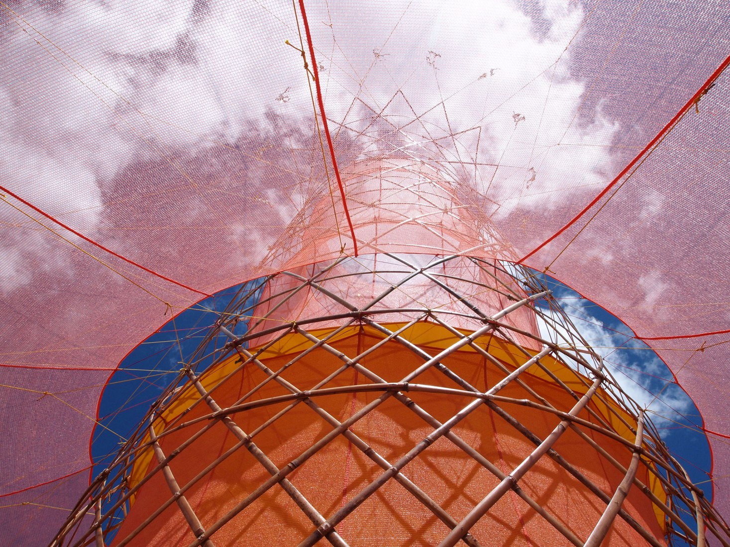 Día de inauguración. Warka Water por Arturo Vittori. Fotografía © Architecture and Vision / Arturo Vittori. Día de inauguración. Warka Water por Arturo Vittori. Fotografía © Architecture and Vision / Arturo Vittori.