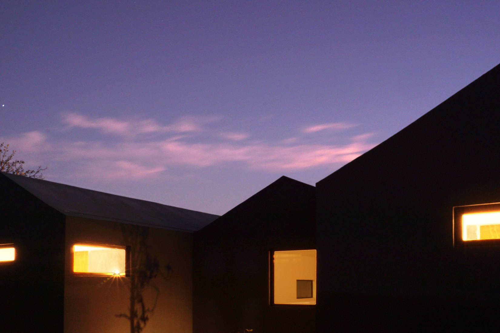 Volumes that move to catch the light. House Tres Cubiertas by ARKRAFT ...