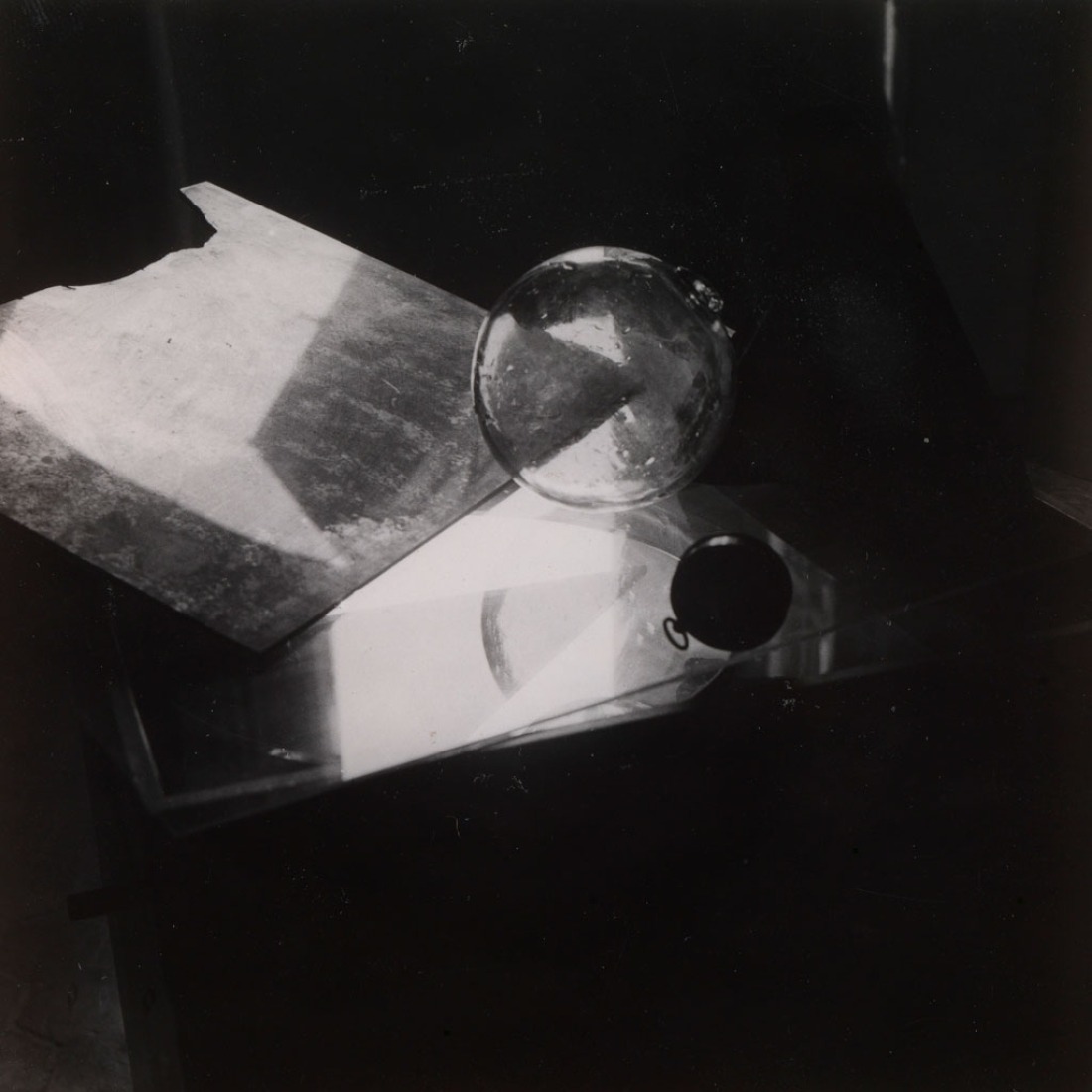 Tablescape, 1920. Photograph. Exhibition Eileen Gray: the private painter. Image courtesy of the Osborne Samuel Gallery.  Tablescape, 1920. Photograph. Exhibition Eileen Gray: the private painter. Image courtesy of the Osborne Samuel Gallery.