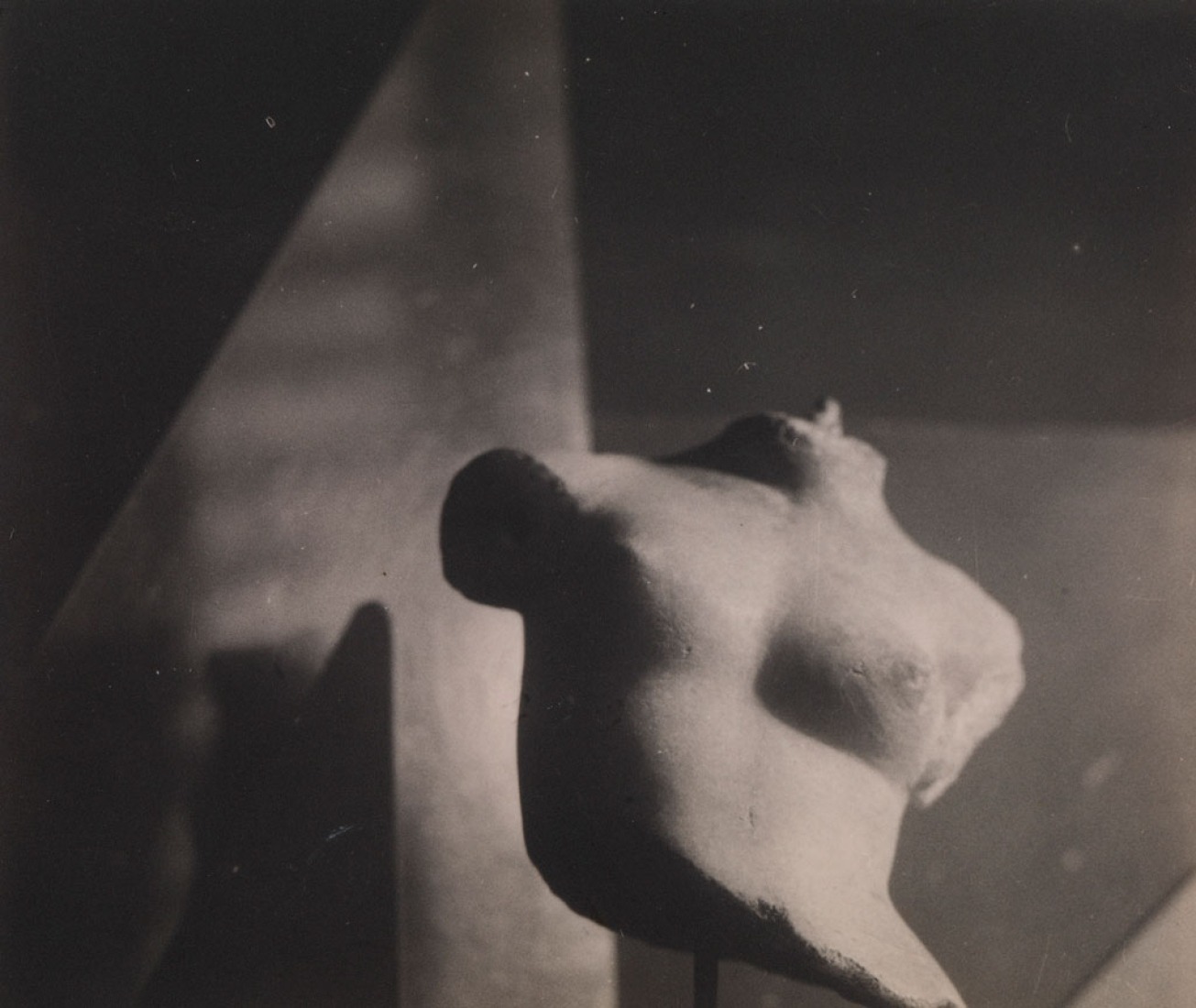 Marble torso from 21 rue Bonaparte, 1920. Photograph. Exhibition Eileen Gray: the private painter. Image courtesy of the Osborne Samuel Gallery. Marble torso from 21 rue Bonaparte, 1920. Photograph. Exhibition Eileen Gray: the private painter. Image courtesy of the Osborne Samuel Gallery.