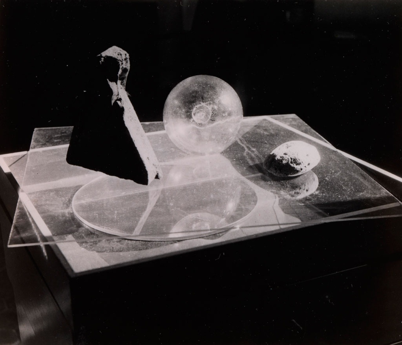 Tablescape, 1920. Photograph. Exhibition Eileen Gray: the private painter. Image courtesy of the Osborne Samuel Gallery.  Tablescape, 1920. Photograph. Exhibition Eileen Gray: the private painter. Image courtesy of the Osborne Samuel Gallery.