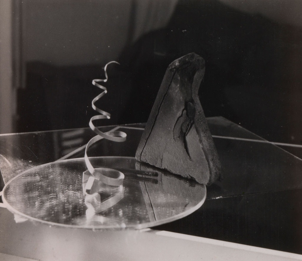 Tablescape, 1920. Photograph. Exhibition Eileen Gray: the private painter. Image courtesy of the Osborne Samuel Gallery. Tablescape, 1920. Photograph. Exhibition Eileen Gray: the private painter. Image courtesy of the Osborne Samuel Gallery.