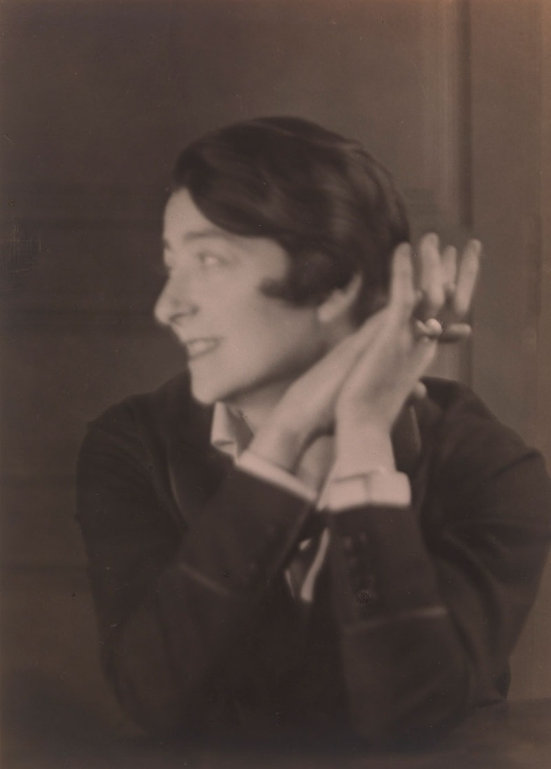 Berenice Abbott, Eileen Gray, 1926. Photograph. Exhibition Eileen Gray: the private painter. Image courtesy of the Osborne Samuel Gallery. Berenice Abbott, Eileen Gray, 1926. Photograph. Exhibition Eileen Gray: the private painter. Image courtesy of the Osborne Samuel Gallery.