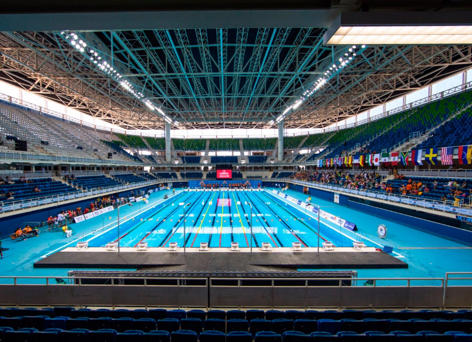 Вода на стадионе. Олимпийский плавательный бассейн в Токио. Олимпийский Водный стадион 2016 Рио. Бассейн Рио де Жанейро 2016. Олимпийский бассейн в Рио.