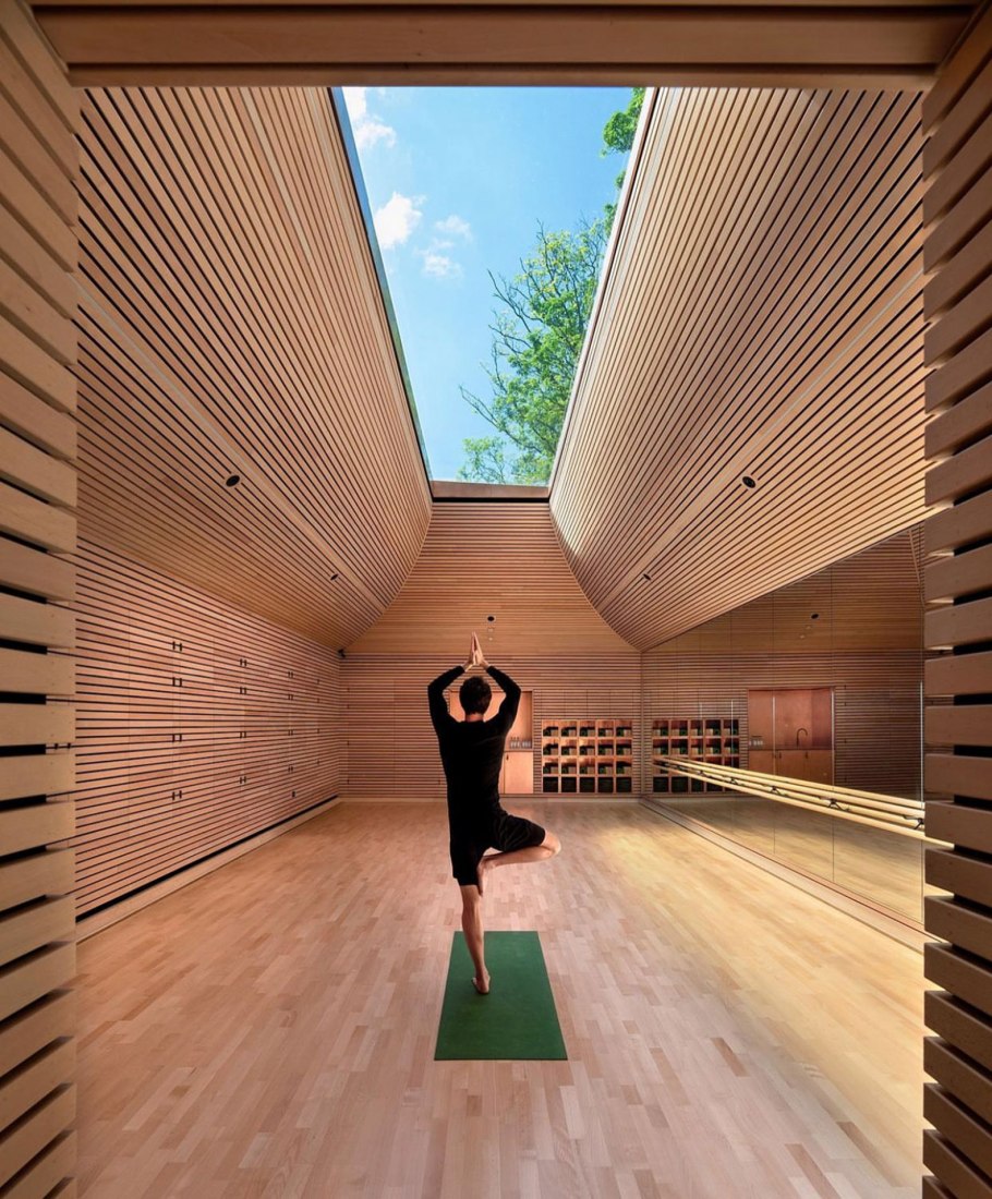 Yoga with a view of the sky. Yoga Studio by Invisible Studio, The Strength  of Architecture