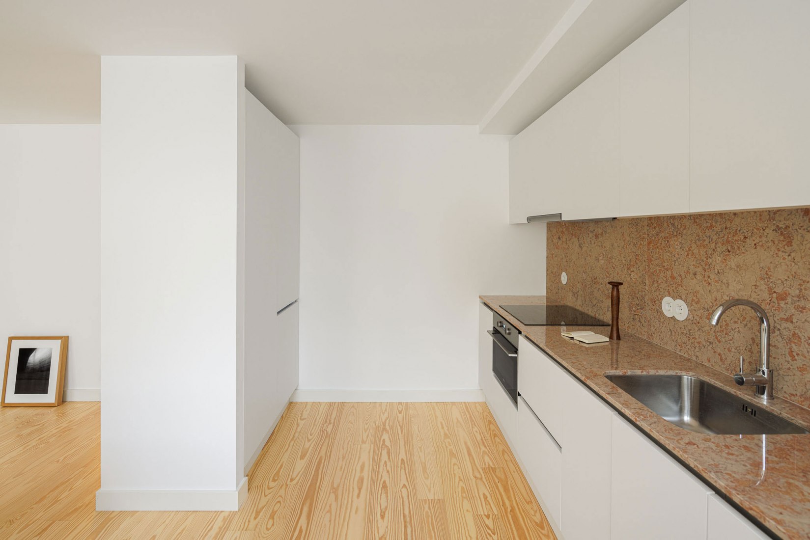 Small Dishes building by José Pedro Lima. Photography by Ivo Tavares Studio. Small Dishes building by José Pedro Lima. Photography by Ivo Tavares Studio.