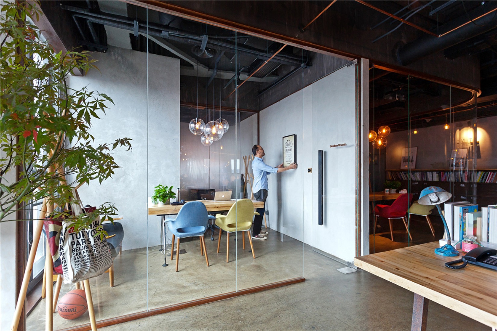 Interior. LEO offices by llLab. Photography © Peter Dixie. Interior. LEO offices by llLab. Photography © Peter Dixie.
