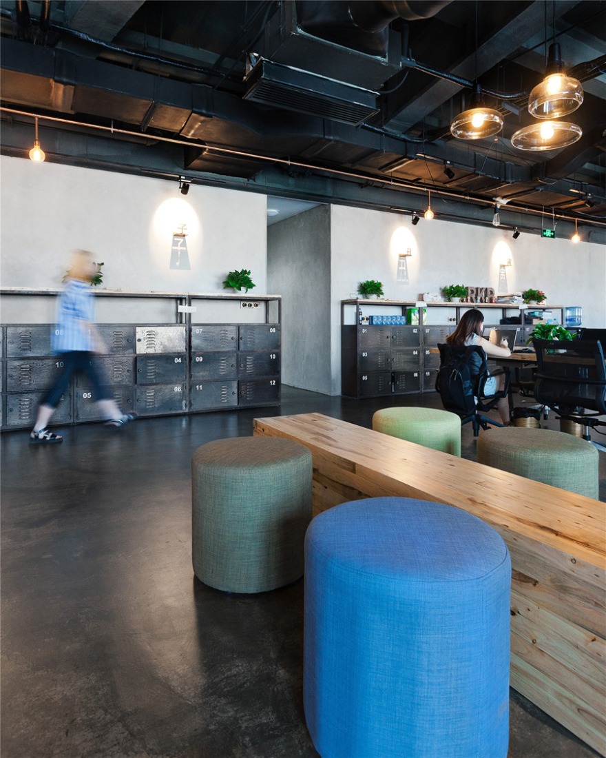 Furniture. Oficinas LEO por llLab. LEO offices by LLLab. Photography © LLLab. Furniture. Oficinas LEO por llLab. LEO offices by LLLab. Photography © LLLab.