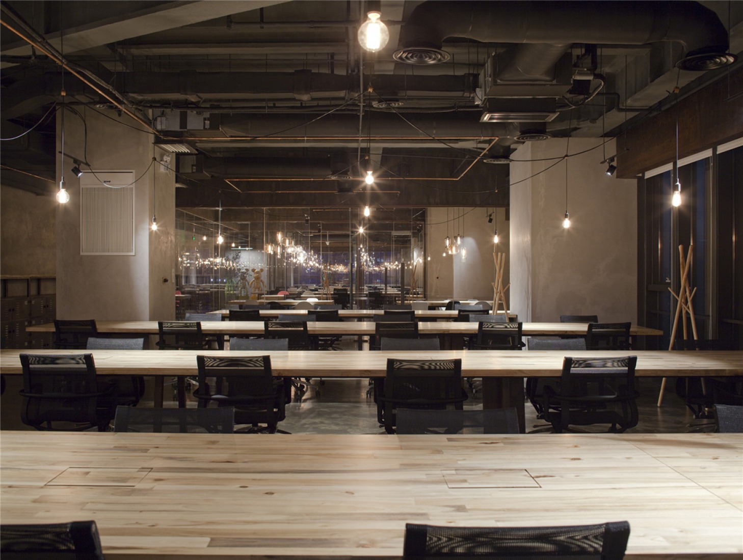 Interior. LEO offices by llLab. Photography © Peter Dixie. Interior. LEO offices by llLab. Photography © Peter Dixie.