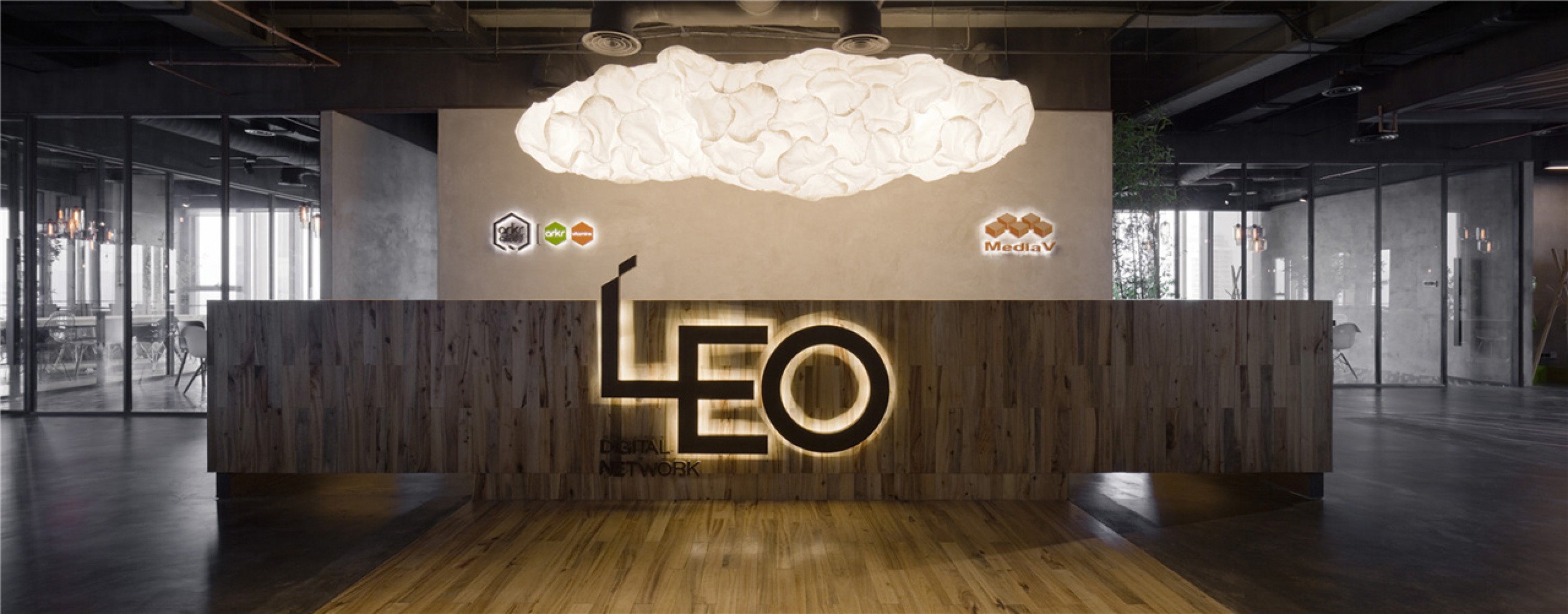 Entrance counter. LEO offices by llLab. Photography © Peter Dixie. Entrance counter. LEO offices by llLab. Photography © Peter Dixie.