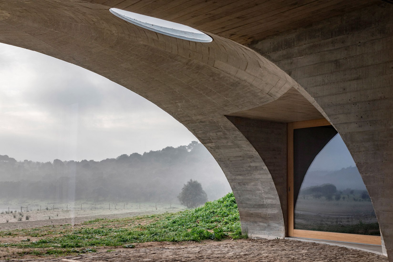 Voids and domes: Settings for Life. Monsaraz house by Aires Mateus
