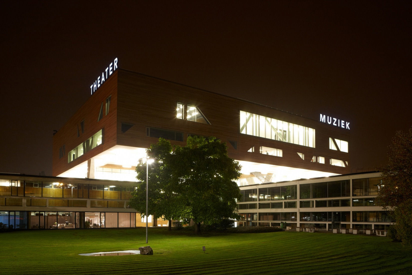 Night view deSingel International Arts Campus by Stéphane Beel Architects. Photography © Jan Kempenaers. Courtesy of deSingel. Night view deSingel International Arts Campus by Stéphane Beel Architects. Photography © Jan Kempenaers. Courtesy of deSingel.