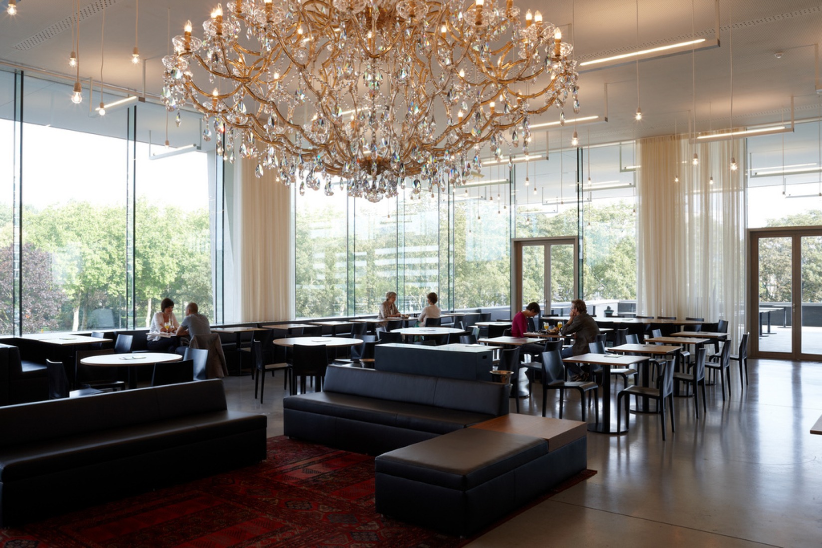 Vista interior Grand Café. deSingel International Arts Campus por Stéphane Beel Architects bvba. Fotografía © Jan Kempenaers 2011. Vista interior Grand Café. deSingel International Arts Campus por Stéphane Beel Architects bvba. Fotografía © Jan Kempenaers 2011.