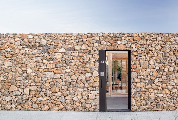 Ladrillos, piedra y muros. Casa AA por Alventosa Morell Arquitectes | Sobre  Arquitectura y más | Desde 1998