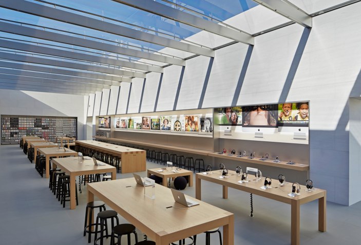 Dec 5, 2019 Palo Alto / CA / USA - Apple Store Facade in Silicon Valley;  Customers Shopping Inside the Store Visible through the Editorial Stock  Photo - Image of logo, computer: 181715118