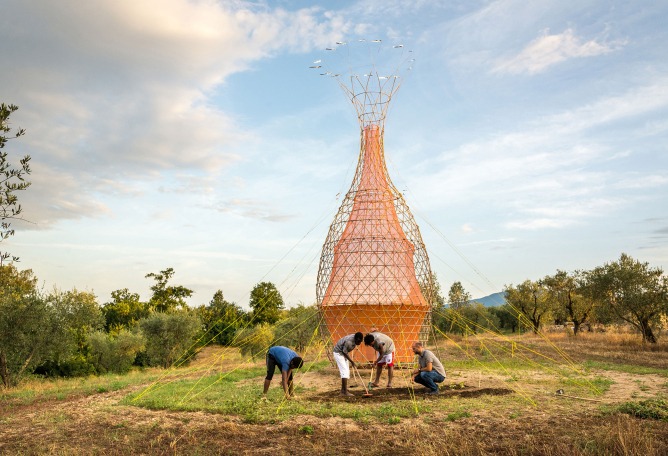 El jardín comestible de Warka Water. Warka Water por Arturo Vittori. Fotografía © Leone Magliocchetti Lombi. El jardín comestible de Warka Water. Warka Water por Arturo Vittori. Fotografía © Leone Magliocchetti Lombi.