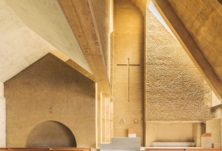 Apegada a su tierra. Iglesia de Alcal por Alejandro Beautell